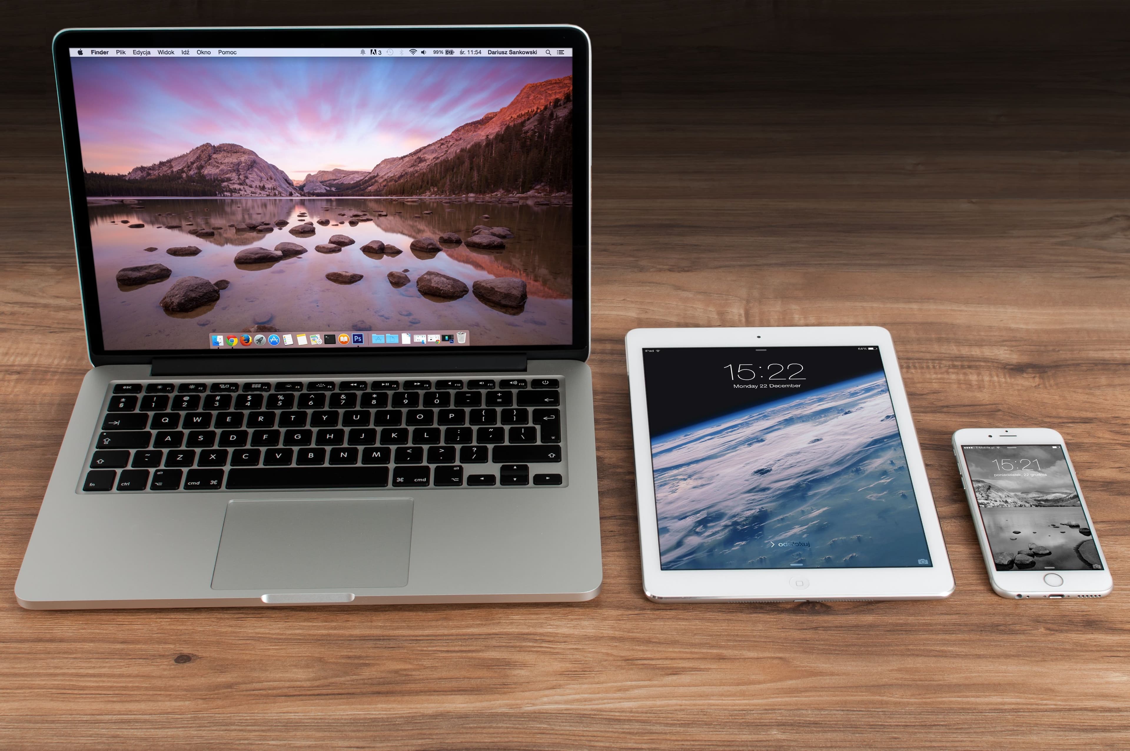 MacBook, iPad και iPhone δίπλα-δίπλα σε ξύλινο γραφείο